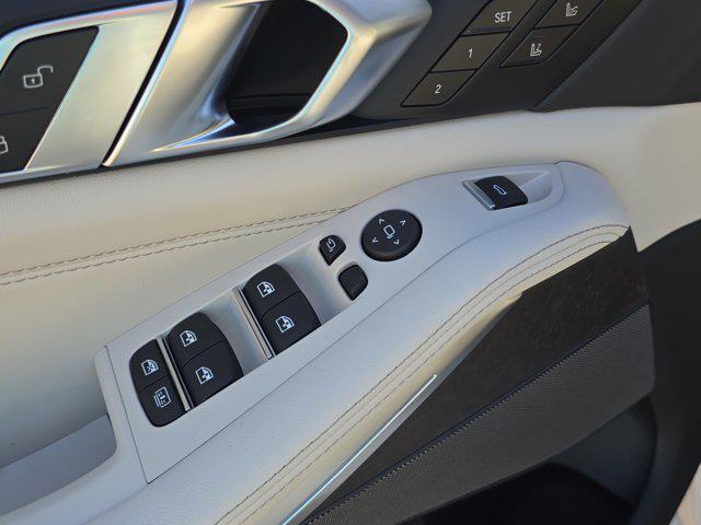 Photo of 2026 Alpine White BMW X7