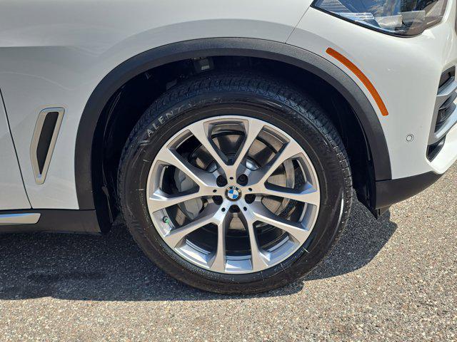 Photo of 2022 Mineral White Metallic BMW X5