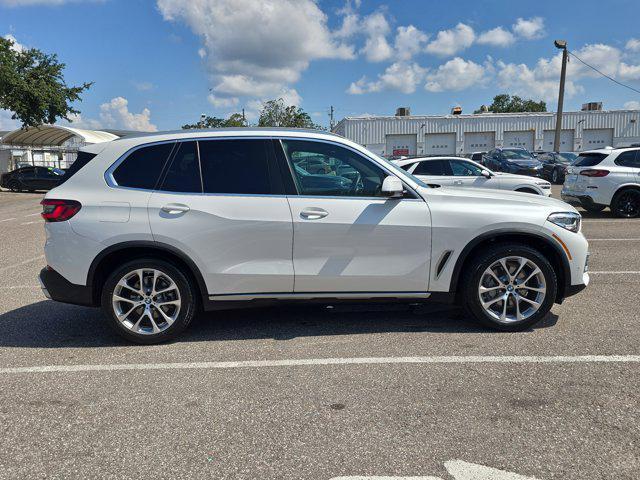 Photo of 2022 Mineral White Metallic BMW X5