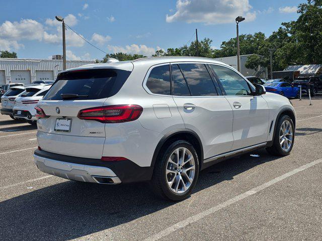 Photo of 2022 Mineral White Metallic BMW X5