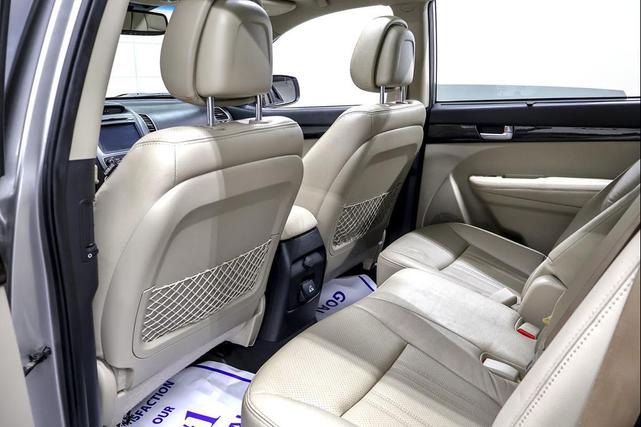 Photo of 2014 Satin Metal Kia Sorento