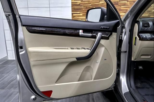 Photo of 2014 Satin Metal Kia Sorento