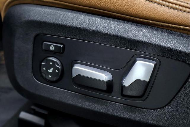 Photo of 2021 Carbon Black Metallic BMW X6