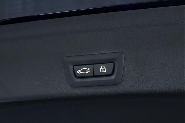 Photo of 2021 Carbon Black Metallic BMW X6