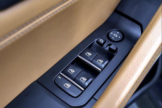 Photo of 2021 Carbon Black Metallic BMW X6