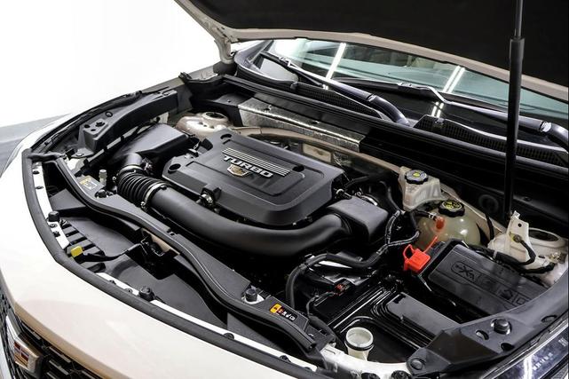 Photo of 2020 Crystal White Tricoat Cadillac XT4