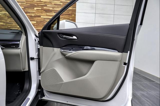 Photo of 2020 Crystal White Tricoat Cadillac XT4
