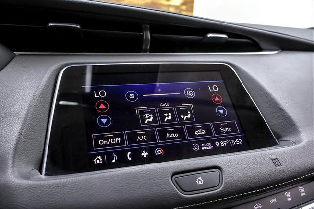 Photo of 2020 Crystal White Tricoat Cadillac XT4