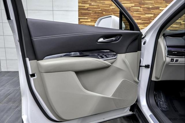 Photo of 2020 Crystal White Tricoat Cadillac XT4