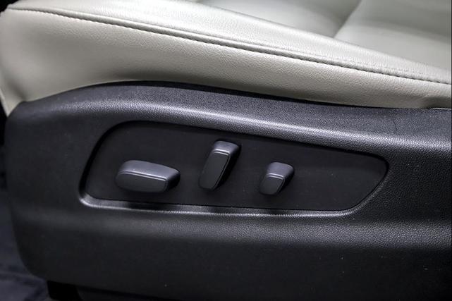 Photo of 2020 Crystal White Tricoat Cadillac XT4