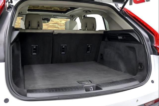 Photo of 2020 Crystal White Tricoat Cadillac XT4
