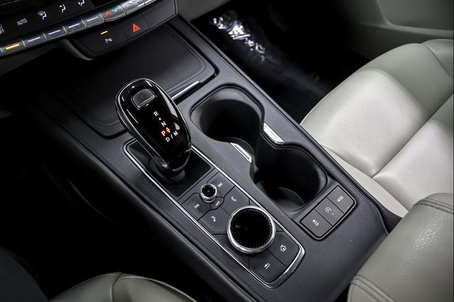 Photo of 2020 Crystal White Tricoat Cadillac XT4