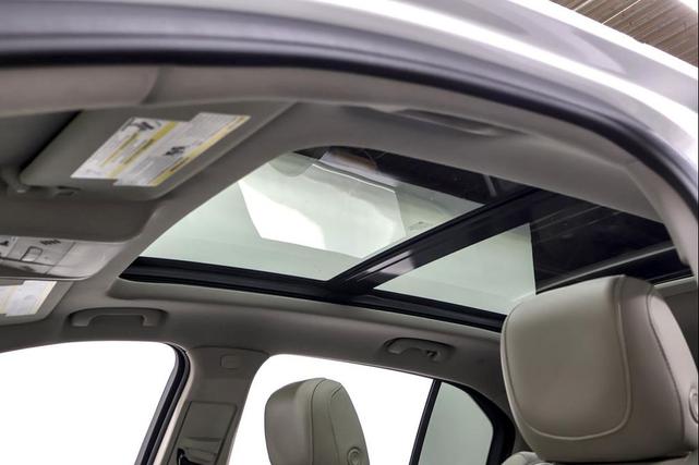 Photo of 2020 Crystal White Tricoat Cadillac XT4