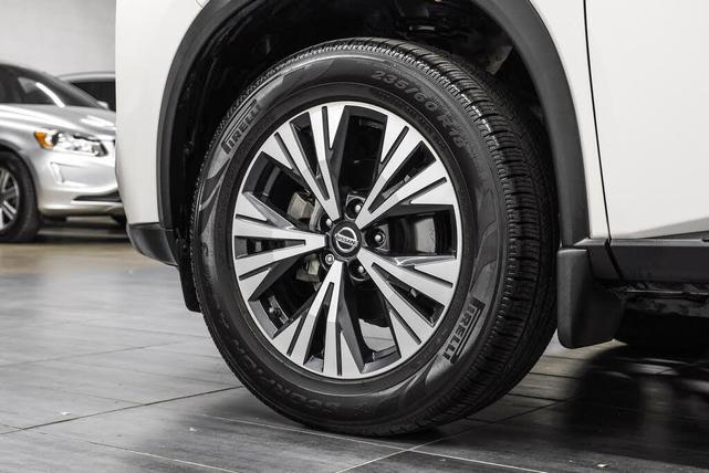 Photo of 2021 Pearl White Tricoat Nissan Rogue