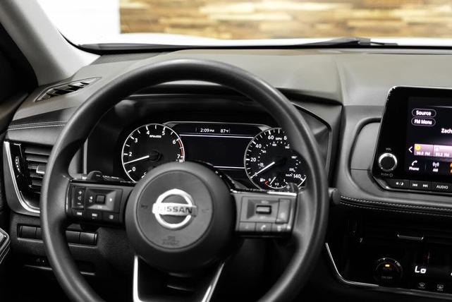 Photo of 2021 Pearl White Tricoat Nissan Rogue