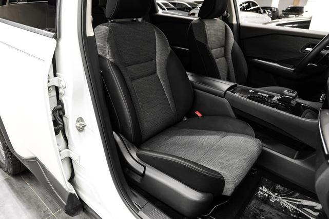 Photo of 2021 Pearl White Tricoat Nissan Rogue