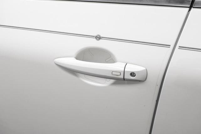 Photo of 2021 Pearl White Tricoat Nissan Rogue