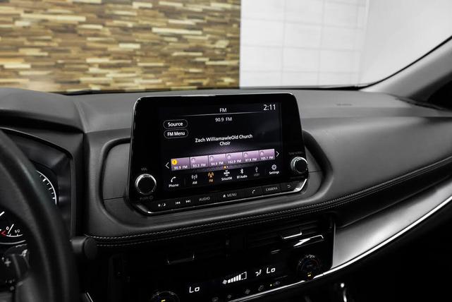 Photo of 2021 Pearl White Tricoat Nissan Rogue