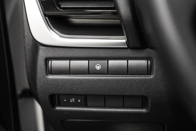 Photo of 2021 Pearl White Tricoat Nissan Rogue