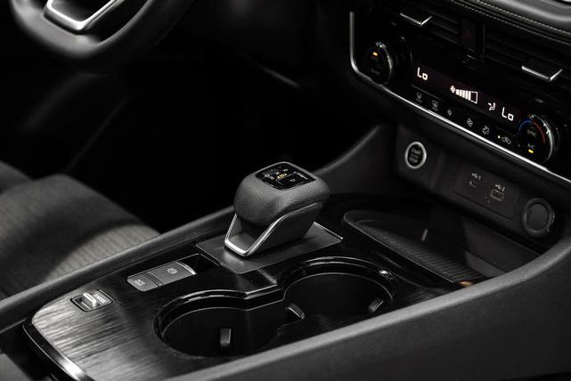 Photo of 2021 Pearl White Tricoat Nissan Rogue