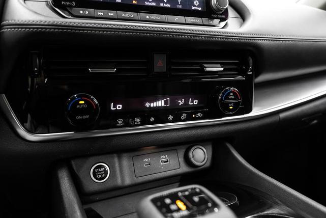 Photo of 2021 Pearl White Tricoat Nissan Rogue