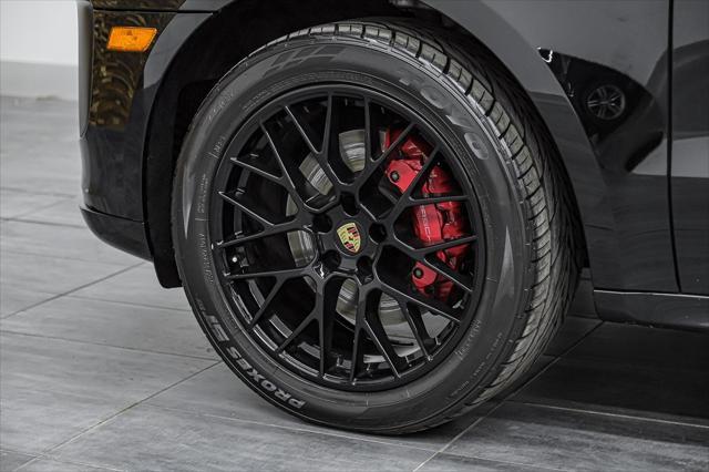 Photo of 2021 Black Porsche Macan