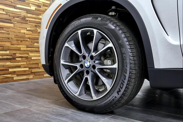 Photo of 2018 Mineral White Metallic BMW X5