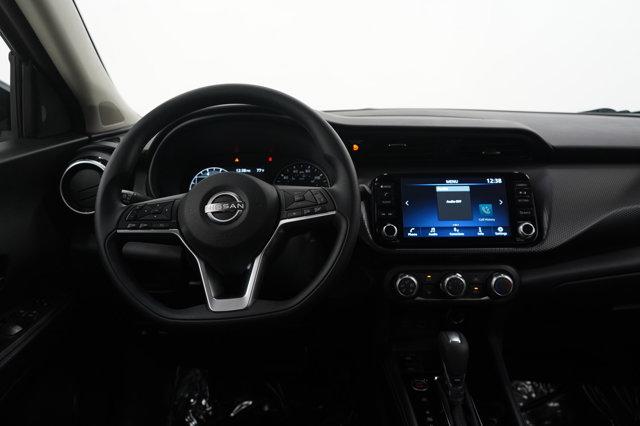 Photo of 2023 Monarch Orange Metallic/Super Black Nissan Kicks