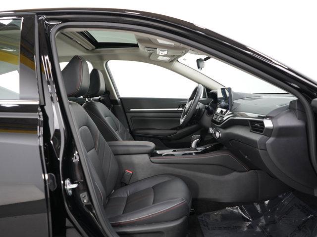 Photo of 2024 Super Black Clearcoat Nissan Altima