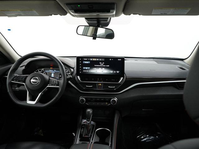 Photo of 2024 Super Black Clearcoat Nissan Altima