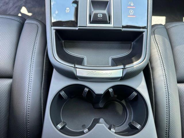 Photo of 2025 PAPAYA MET Porsche Macan