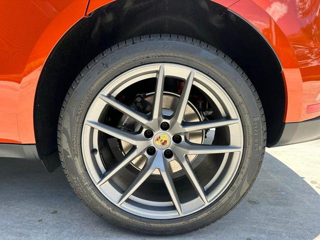 Photo of 2025 PAPAYA MET Porsche Macan