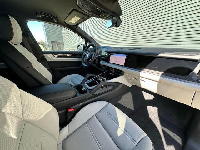 Photo of 2025 Blue Metallic Porsche Cayenne