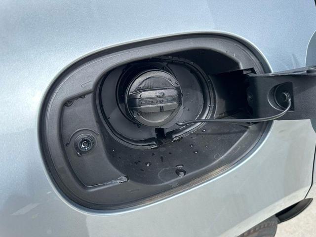 Photo of 2025 Silver Metallic Porsche Macan