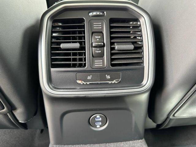 Photo of 2025 Silver Metallic Porsche Macan