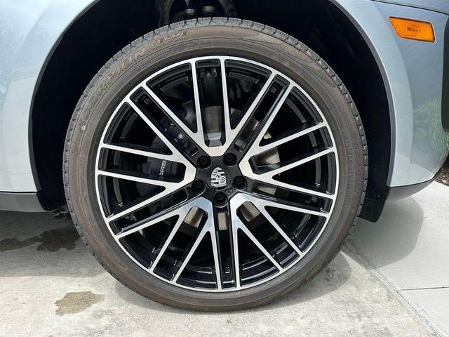 Photo of 2025 Silver Metallic Porsche Macan