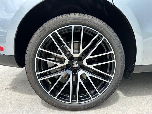 Photo of 2025 Silver Metallic Porsche Macan