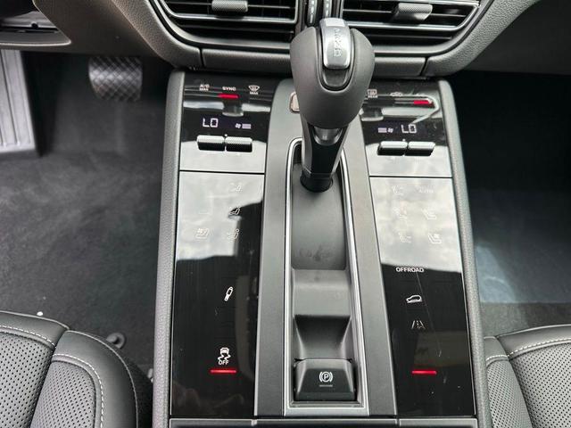 Photo of 2025 Silver Metallic Porsche Macan
