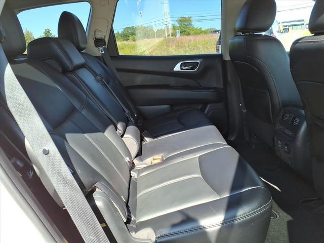 Photo of 2018 White Nissan Pathfinder