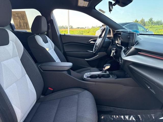 Photo of 2024 Summit White Chevrolet Trax