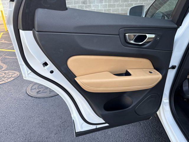 Photo of 2023 Crystal White Metallic Volvo XC60