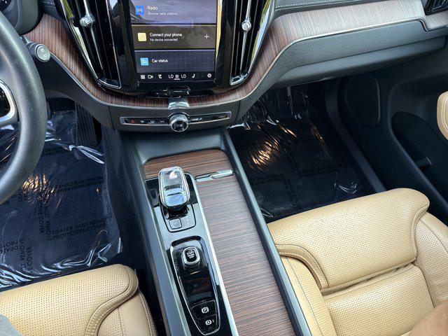 Photo of 2023 Crystal White Metallic Volvo XC60