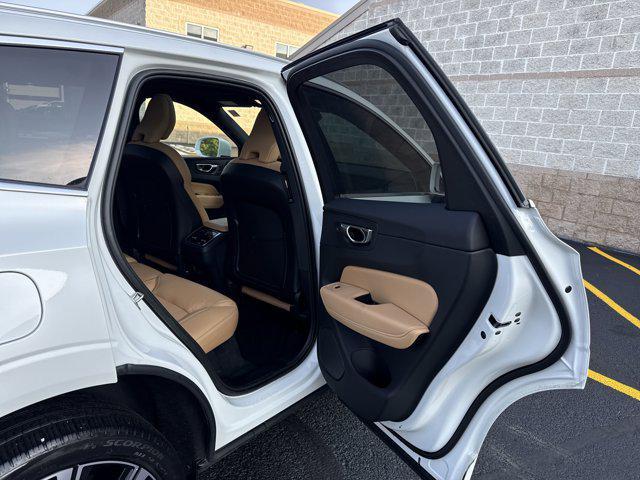 Photo of 2023 Crystal White Metallic Volvo XC60