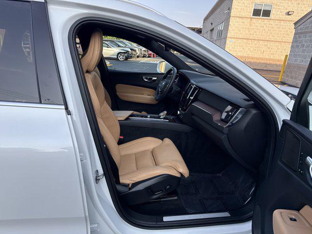 Photo of 2023 Crystal White Metallic Volvo XC60