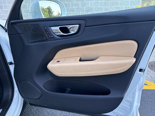 Photo of 2023 Crystal White Metallic Volvo XC60