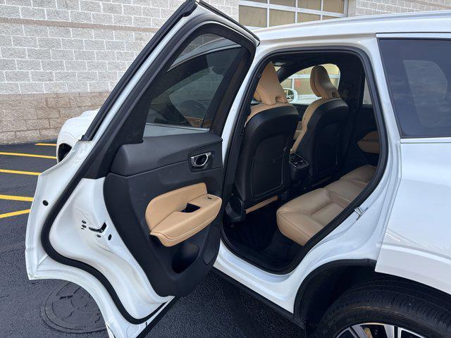 Photo of 2023 Crystal White Metallic Volvo XC60