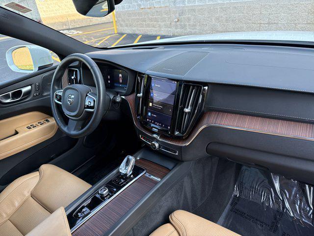 Photo of 2023 Crystal White Metallic Volvo XC60