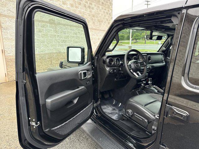 Photo of 2023 Black Clearcoat Jeep Gladiator
