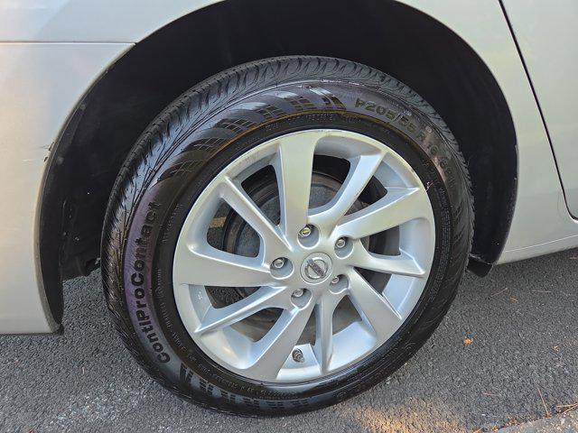 Photo of 2015 Brilliant Silver Nissan Sentra