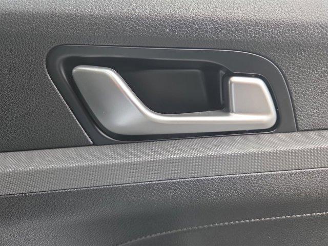 Photo of 2021 Glacial White Pearl Kia K5